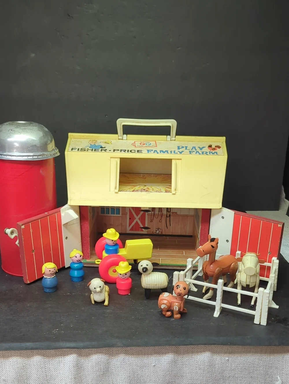 #36 Vintage Fisher Price Play Family Farm 915 Little People Barn & Silo